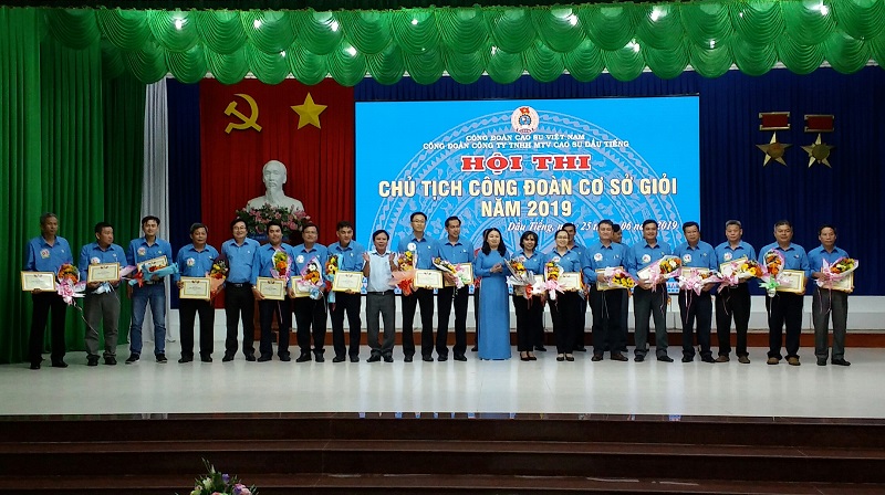 Anh Trần Xuân Bảy- Chủ tịch Công đoàn Xí nghiệp Chế Biến đạt giải nhất Hội thi “Chủ tịch Công đoàn cơ sở giỏi” năm 2019