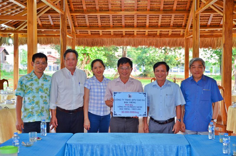 Thăm - tặng quà cho CB.CNLD các Công ty cổ phần Cao su ở CHDCNN Lào và Vương quốc Campuchia