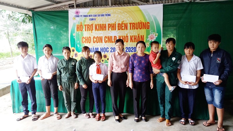 Trao kinh phí hổ trợ con công nhân đến trường năm học 2019 - 2020