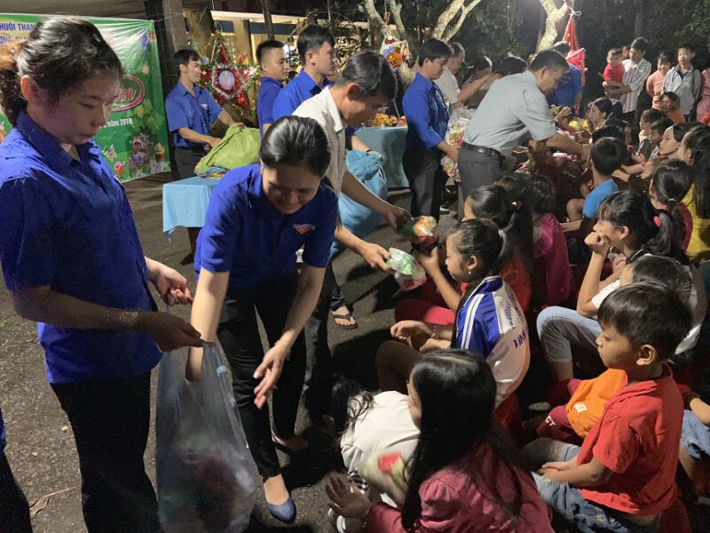 Đoàn Thanh niên Nông trường cao su Thanh An tổ chức Tết Trung thu cho các em người dân tộc là con công nhân lao động.