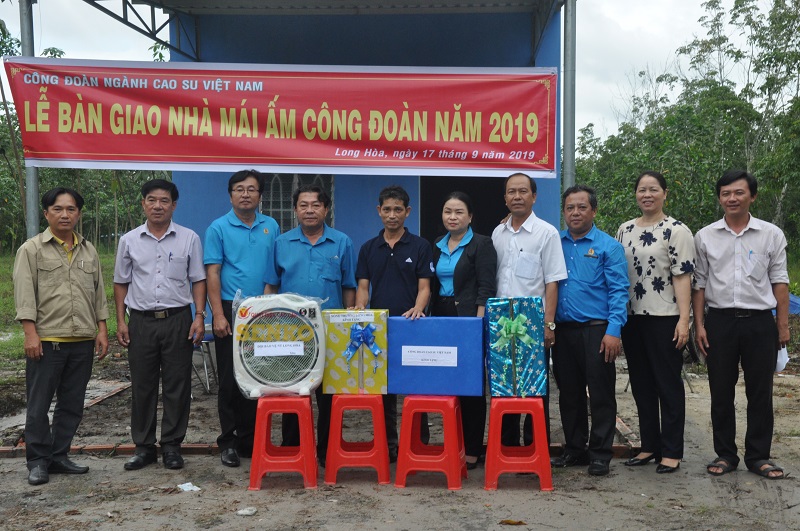 Bàn giao 3 căn nhà “Mái ấm Công đoàn” cho công nhân lao động