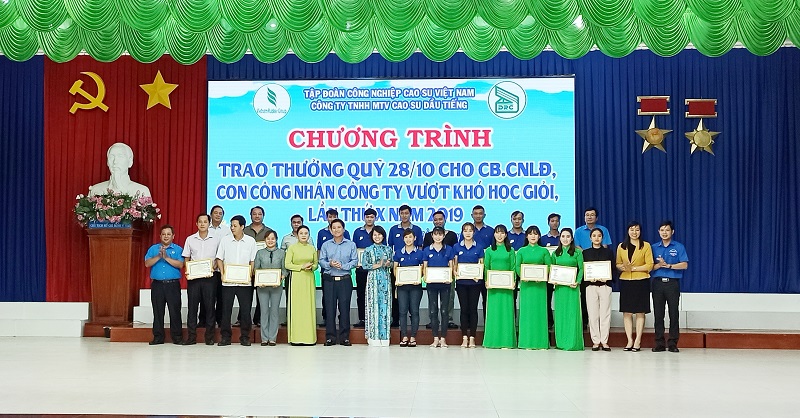 Cao su Dầu Tiếng trao học bổng và trao thưởng “Khuyến tài khuyến học 28/10” năm 2019 hơn 230 triệu