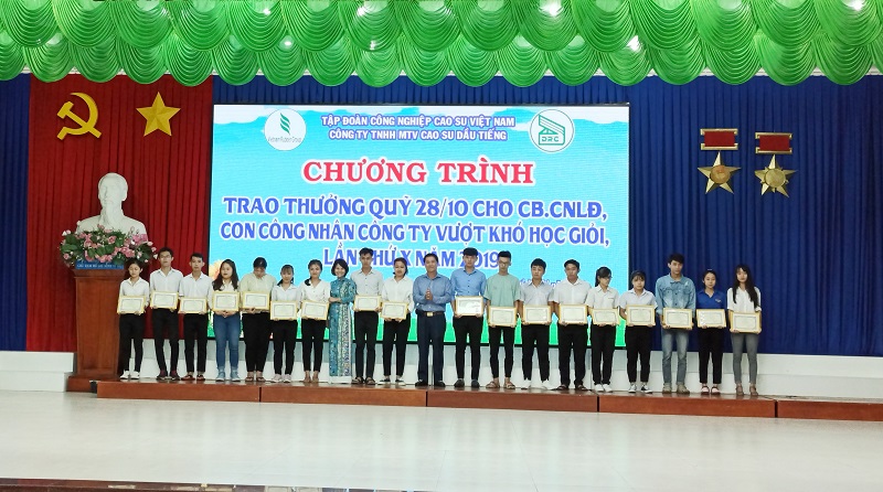 Cao su Dầu Tiếng trao học bổng và trao thưởng “Khuyến tài khuyến học 28/10” năm 2019 hơn 230 triệu