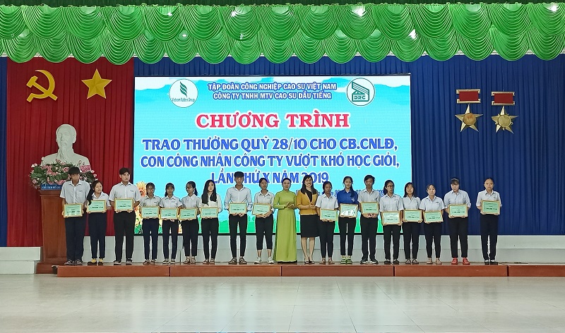 Cao su Dầu Tiếng trao học bổng và trao thưởng “Khuyến tài khuyến học 28/10” năm 2019 hơn 230 triệu