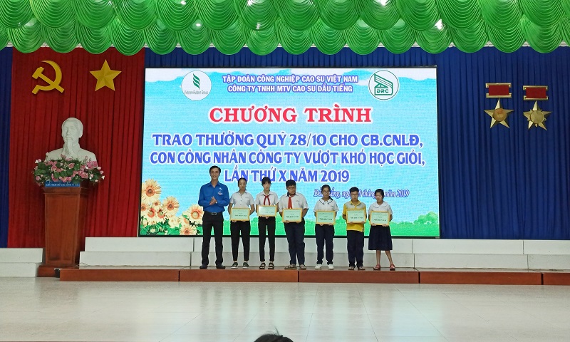 Cao su Dầu Tiếng trao học bổng và trao thưởng “Khuyến tài khuyến học 28/10” năm 2019 hơn 230 triệu