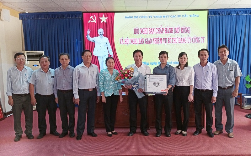 Bàn giao nhiệm vụ Bí thư Đảng uỷ Công ty nhiệm kỳ 2015 – 2020