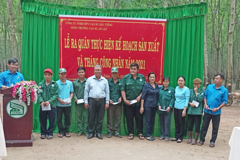 Các nông trường cao su thuộc Công ty TNHH MTV Cao su Dầu Tiếng đồng loạt ra quân thu hoạch mủ cao su và Tháng công nhân năm 2021