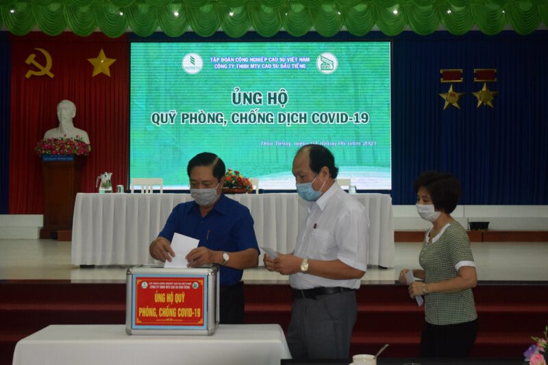 Công ty TNHH MTV Cao su Dầu Tiếng ủng hộ quỹ phòng chống dịch Covid-19