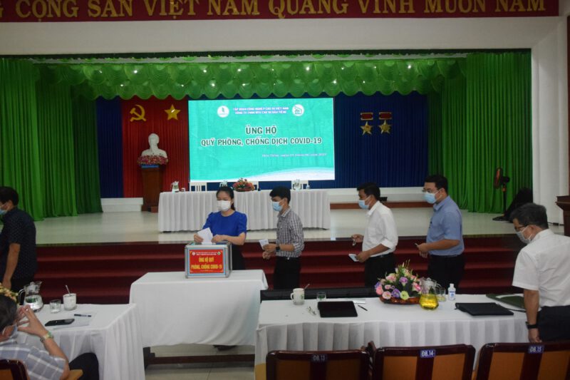 Công ty TNHH MTV Cao su Dầu Tiếng ủng hộ quỹ phòng chống dịch Covid-19