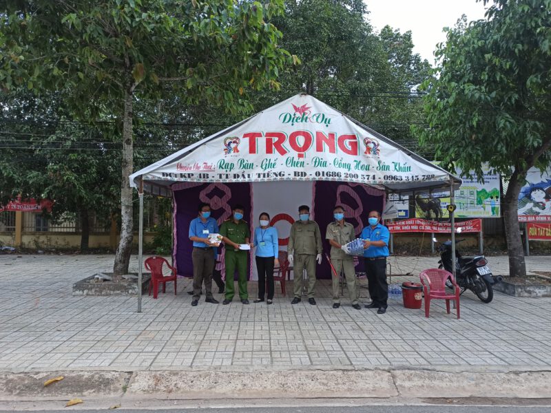 Công đoàn Cao su Dầu Tiếng thăm hỏi, tặng quà lực lượng trực kiểm soát phòng chống dịch Covid-19