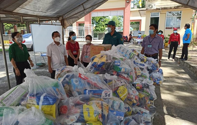 Cao su Dầu Tiếng hỗ trợ hơn 2.400 phần quà cho các khu cách li tập trung và bệnh nhân Covid-19 trên địa bàn huyện Dầu Tiếng