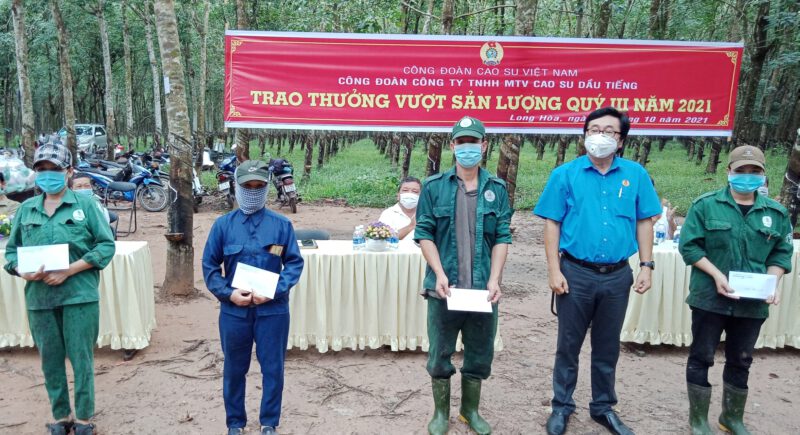 Công đoàn Cao su Dầu Tiếng khen thưởng và hỗ trợ gần 500 triệu đồng cho công nhân lao động