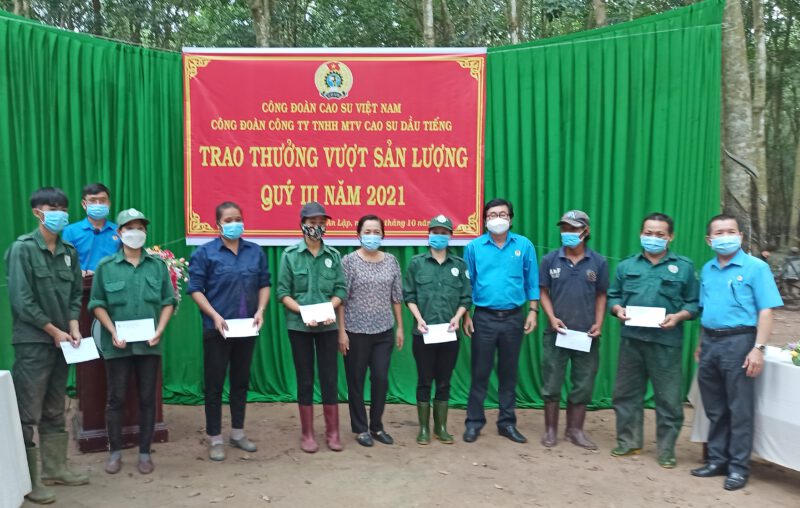 Công đoàn Cao su Dầu Tiếng khen thưởng và hỗ trợ gần 500 triệu đồng cho công nhân lao động