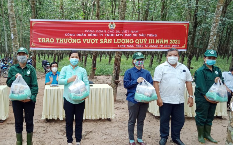 Công đoàn Cao su Dầu Tiếng khen thưởng và hỗ trợ gần 500 triệu đồng cho công nhân lao động