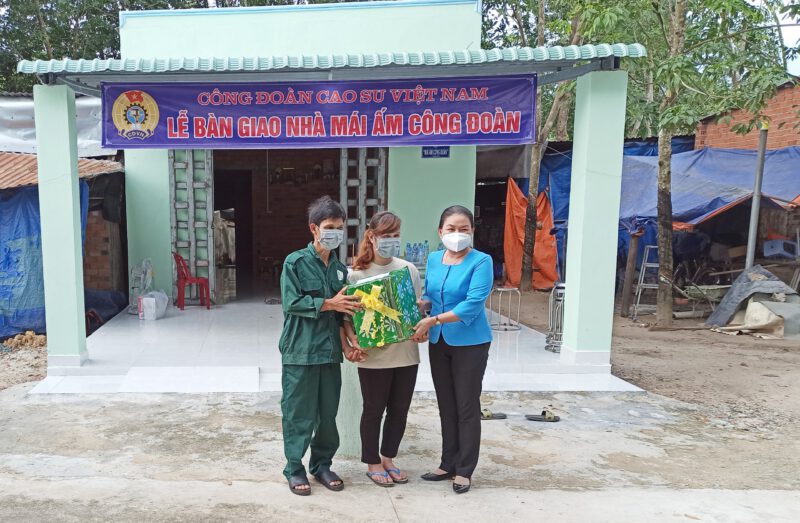 Công đoàn Công ty TNHH MTV Cao su Dầu Tiếng trao “Mái ấm Công Đoàn” cho công nhân có hoàn cảnh khó khăn năm 2021