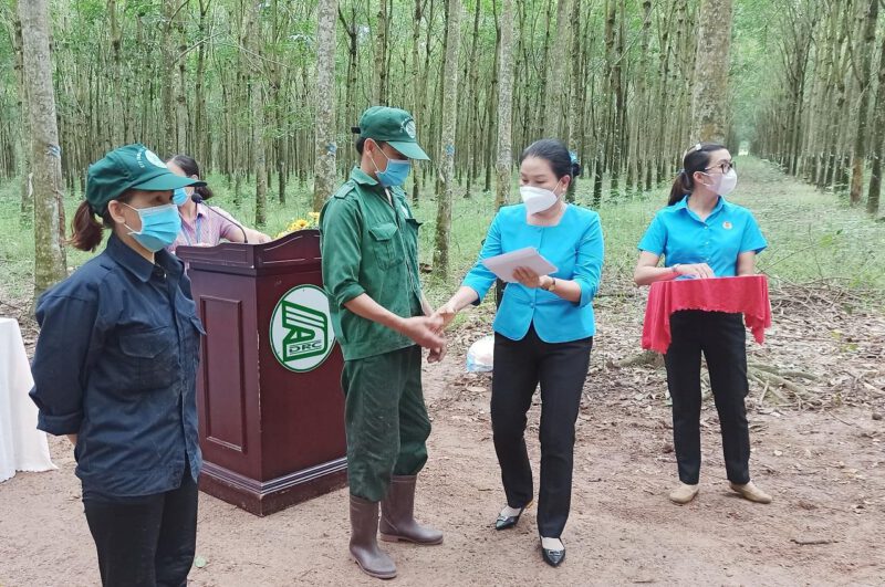 Khen thưởng công nhân lao động hoàn thành kế hoạch sản lượng quý III/2021