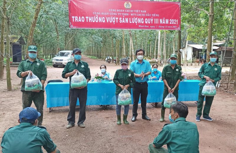 Công đoàn Cao su Dầu Tiếng khen thưởng công nhân lao động NTCS Trần Văn Lưu và NTCS Minh Hòa hoàn thành kế hoạch sản lượng quý III/2021