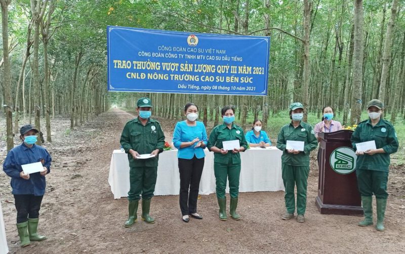 Khen thưởng công nhân lao động hoàn thành kế hoạch sản lượng quý III/2021