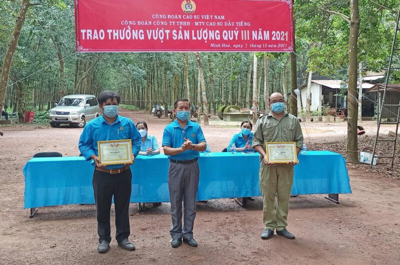 Công đoàn Cao su Dầu Tiếng khen thưởng công nhân lao động NTCS Trần Văn Lưu và NTCS Minh Hòa hoàn thành kế hoạch sản lượng quý III/2021