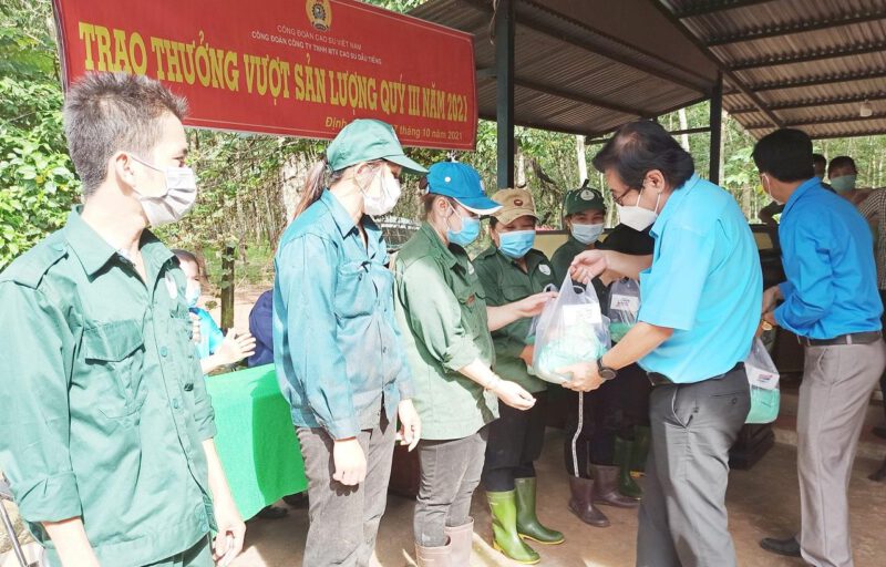 Công đoàn Cao su Dầu Tiếng khen thưởng công nhân lao động NTCS Trần Văn Lưu và NTCS Minh Hòa hoàn thành kế hoạch sản lượng quý III/2021