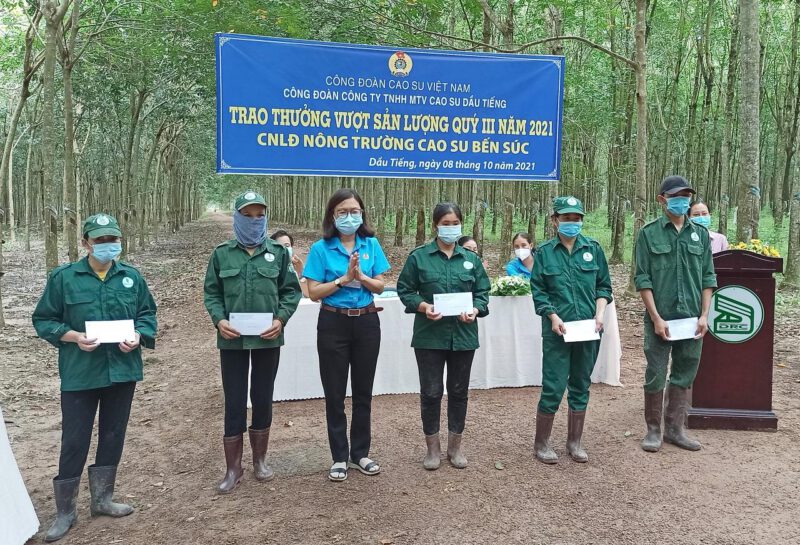 Khen thưởng công nhân lao động hoàn thành kế hoạch sản lượng quý III/2021