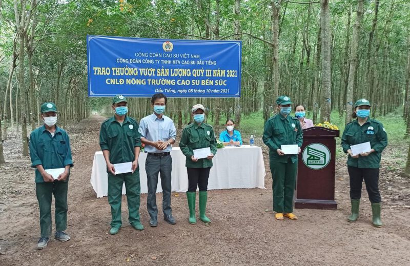 Khen thưởng công nhân lao động hoàn thành kế hoạch sản lượng quý III/2021