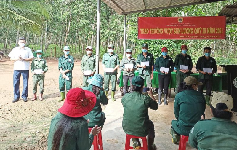 Công đoàn Cao su Dầu Tiếng khen thưởng công nhân lao động NTCS Trần Văn Lưu và NTCS Minh Hòa hoàn thành kế hoạch sản lượng quý III/2021