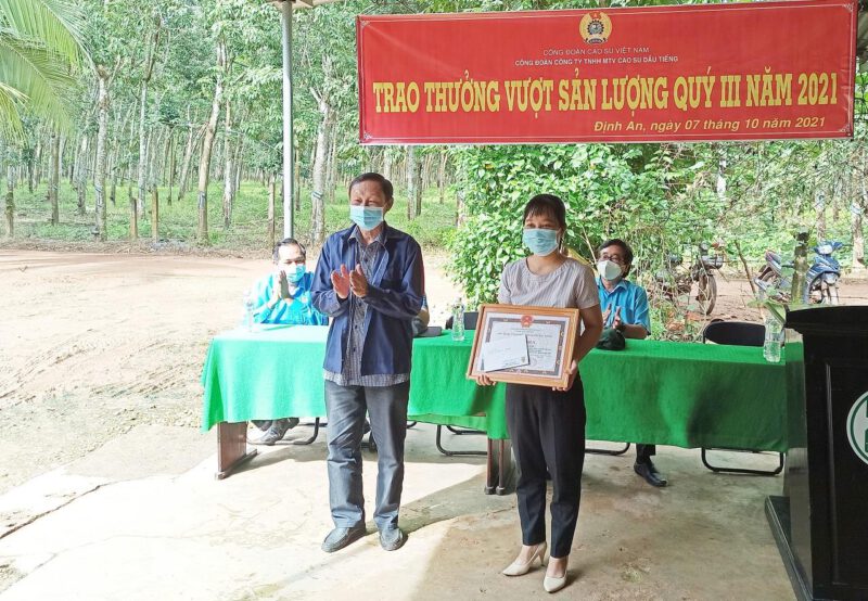 Công đoàn Cao su Dầu Tiếng khen thưởng công nhân lao động NTCS Trần Văn Lưu và NTCS Minh Hòa hoàn thành kế hoạch sản lượng quý III/2021