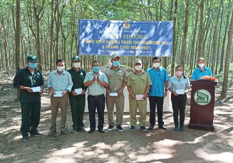 Công đoàn Cao su Việt Nam khen thưởng, động viên phong trào thi đua nước rút 3 tháng cuối năm 2021 tại Công ty TNHH MTV Cao su Dầu Tiếng