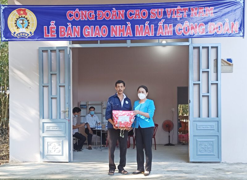 Công đoàn Cao su Việt Nam tặng “Mái ấm Công đoàn” cho công nhân nông trường Cao su Minh Hòa