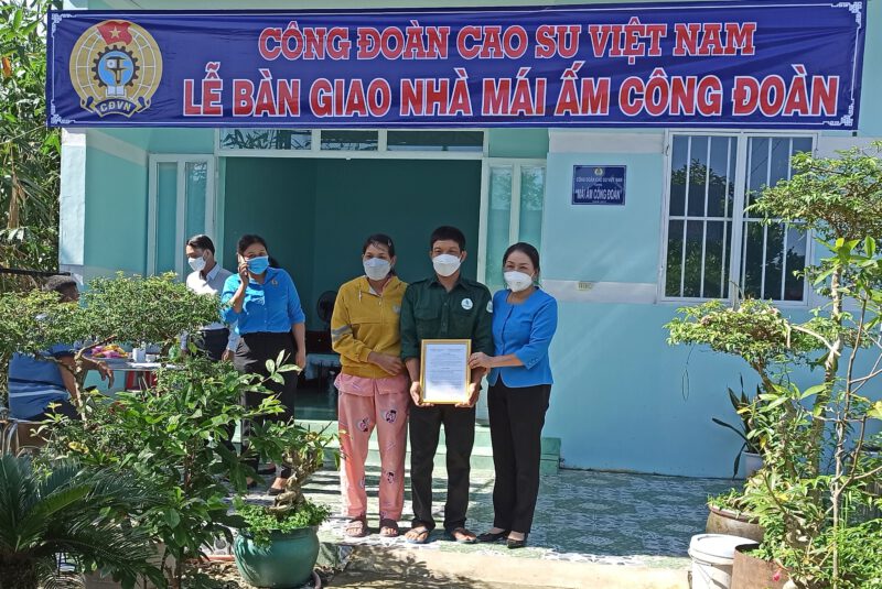 Công đoàn Cao su Việt Nam tặng “Mái ấm Công đoàn” cho công nhân nông trường Cao su Minh Hòa