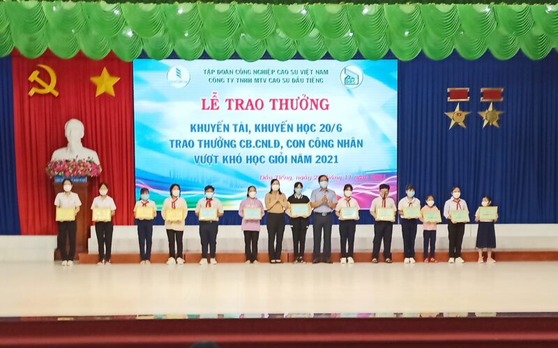 Quỹ “Khuyến tài - Khuyến học 20/6” Cao su Dầu Tiếng trao học bổng và trao thưởng hơn 200 triệu đồng