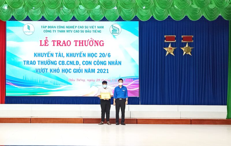 Quỹ “Khuyến tài - Khuyến học 20/6” Cao su Dầu Tiếng trao học bổng và trao thưởng hơn 200 triệu đồng