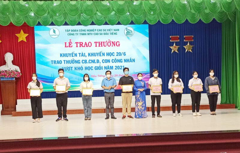 Quỹ “Khuyến tài - Khuyến học 20/6” Cao su Dầu Tiếng trao học bổng và trao thưởng hơn 200 triệu đồng