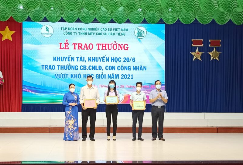 Quỹ “Khuyến tài - Khuyến học 20/6” Cao su Dầu Tiếng trao học bổng và trao thưởng hơn 200 triệu đồng