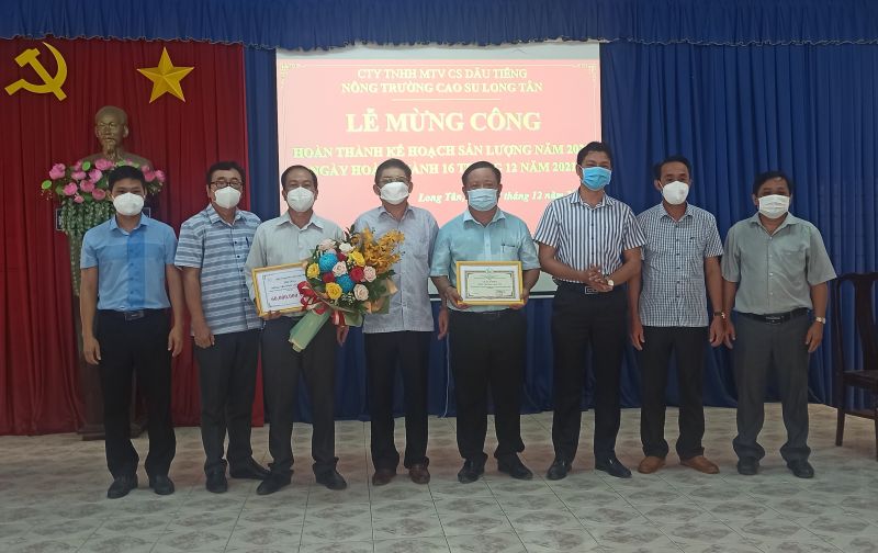 Công ty TNHH MTV Cao su Dầu Tiếng: Trao thưởng Nông trường Cao su Long Tân hoàn thành kế hoạch trước thời gian quy định