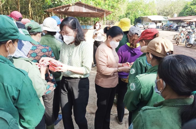 Công nhân khai thác hăng hái ngày đầu ra quân thu hoạch mủ cao su sau Tết Nguyên đán Xuân Nhâm Dần năm 2022