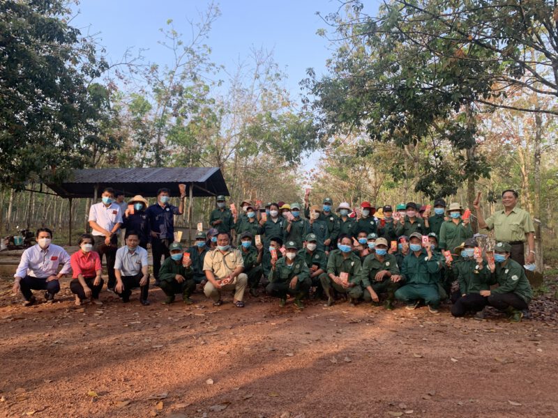 Công nhân khai thác hăng hái ngày đầu ra quân thu hoạch mủ cao su sau Tết Nguyên đán Xuân Nhâm Dần năm 2022