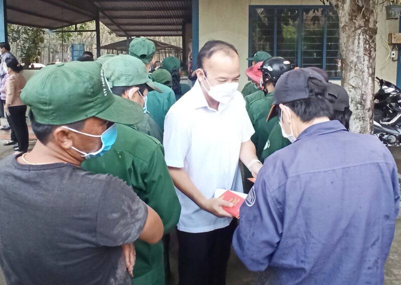 Công nhân khai thác hăng hái ngày đầu ra quân thu hoạch mủ cao su sau Tết Nguyên đán Xuân Nhâm Dần năm 2022