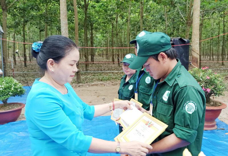 Hội thi thợ giỏi thu hoạch mủ cao su Nông trường Cao su Long Hòa, nhiều tập thể, cá nhân xuất sắc được khen thưởng