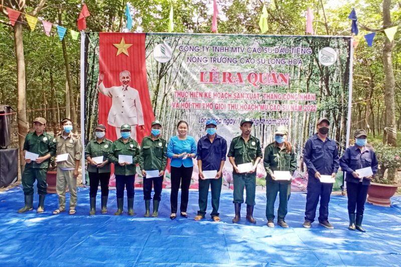 Hội thi thợ giỏi thu hoạch mủ cao su Nông trường Cao su Long Hòa, nhiều tập thể, cá nhân xuất sắc được khen thưởng