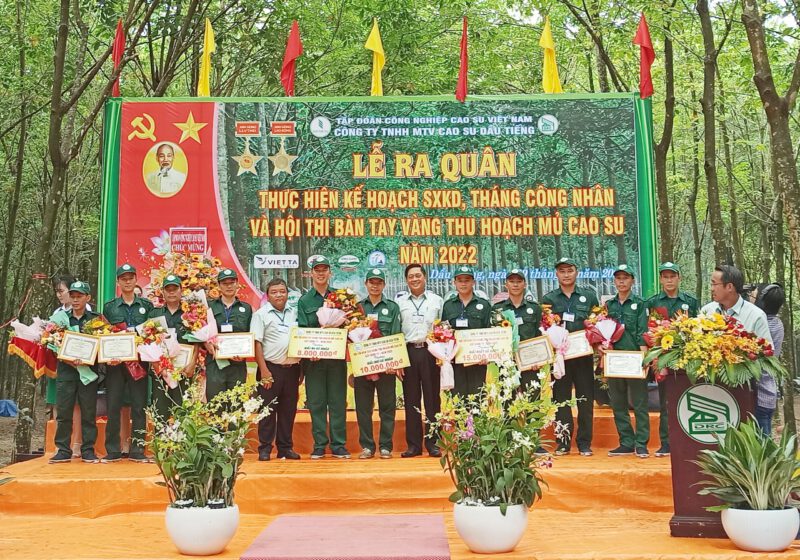 Công nhân Lê Nguyễn Kim Chung Nông trường Minh Hòa đạt giải nhất hội thi bàn tay vàng thu hoạch mủ cao su cấp Công ty năm 2022