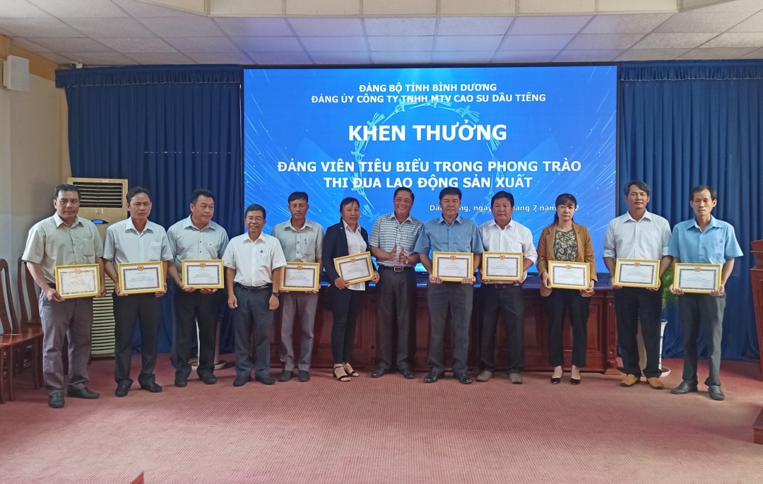 Đảng ủy Cao su Dầu Tiếng, 22 đảng viên tiêu biểu trong phong trào thi đua lao động sản xuất được khen thưởng