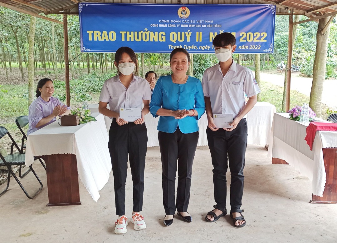 Công đoàn Cao su Dầu Tiếng trao quà cho học sinh là con công nhân công ty được chọn tham gia trại hè ngành Cao su năm 2022