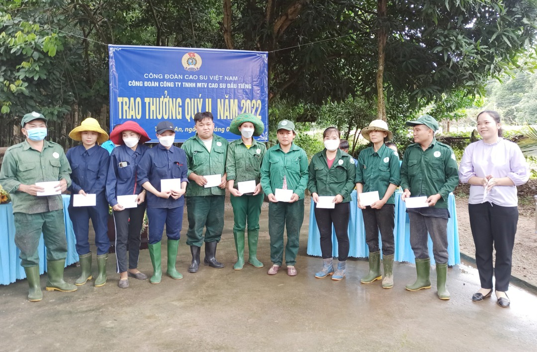 Công Đoàn Cao su Dầu Tiếng khen thưởng công nhân vượt kế hoạch sản lượng quý II năm 2022 hơn 1 tỷ đồng