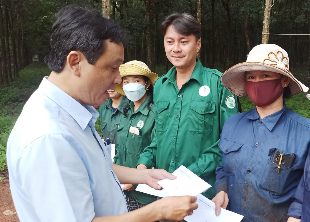 Công Đoàn Cao su Dầu Tiếng khen thưởng công nhân vượt kế hoạch sản lượng quý II năm 2022 hơn 1 tỷ đồng