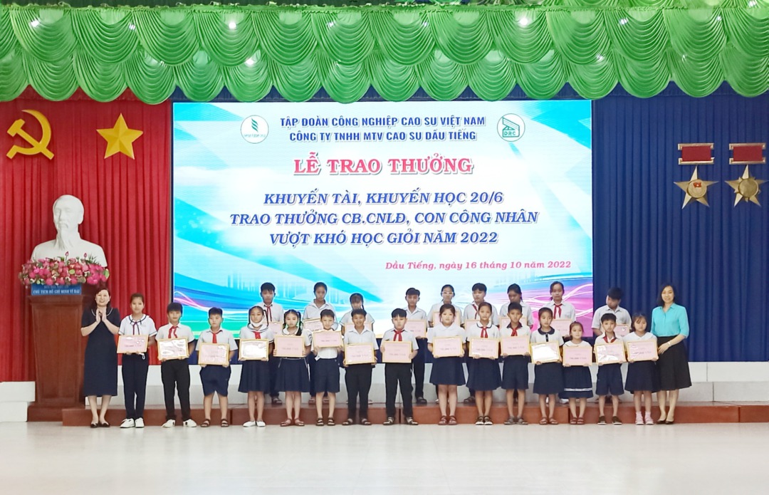 Cao su Dầu Tiếng trao học bổng, khen thưởng khuyến tài khuyến học năm 2022