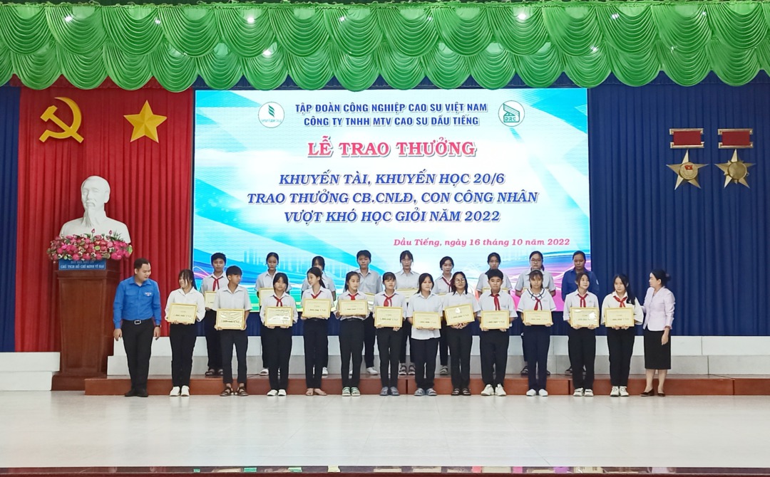 Cao su Dầu Tiếng trao học bổng, khen thưởng khuyến tài khuyến học năm 2022