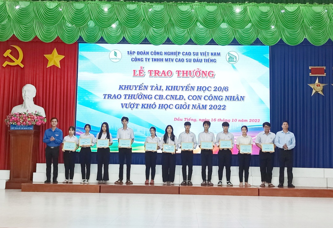 Cao su Dầu Tiếng trao học bổng, khen thưởng khuyến tài khuyến học năm 2022