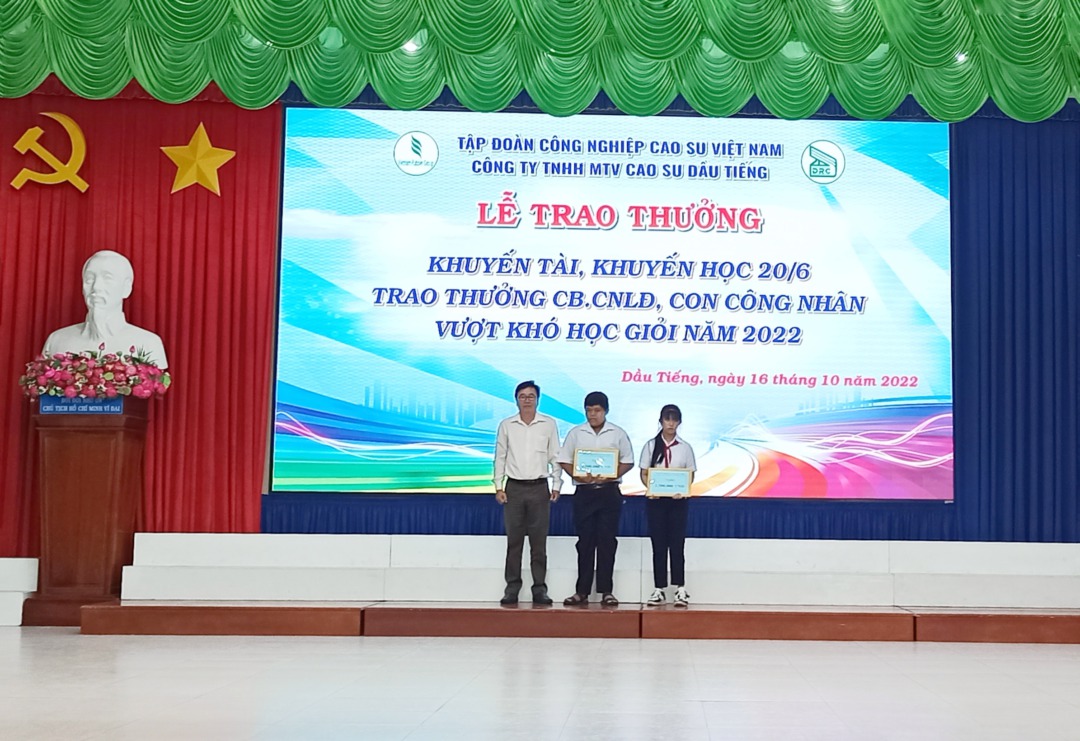 Cao su Dầu Tiếng trao học bổng, khen thưởng khuyến tài khuyến học năm 2022